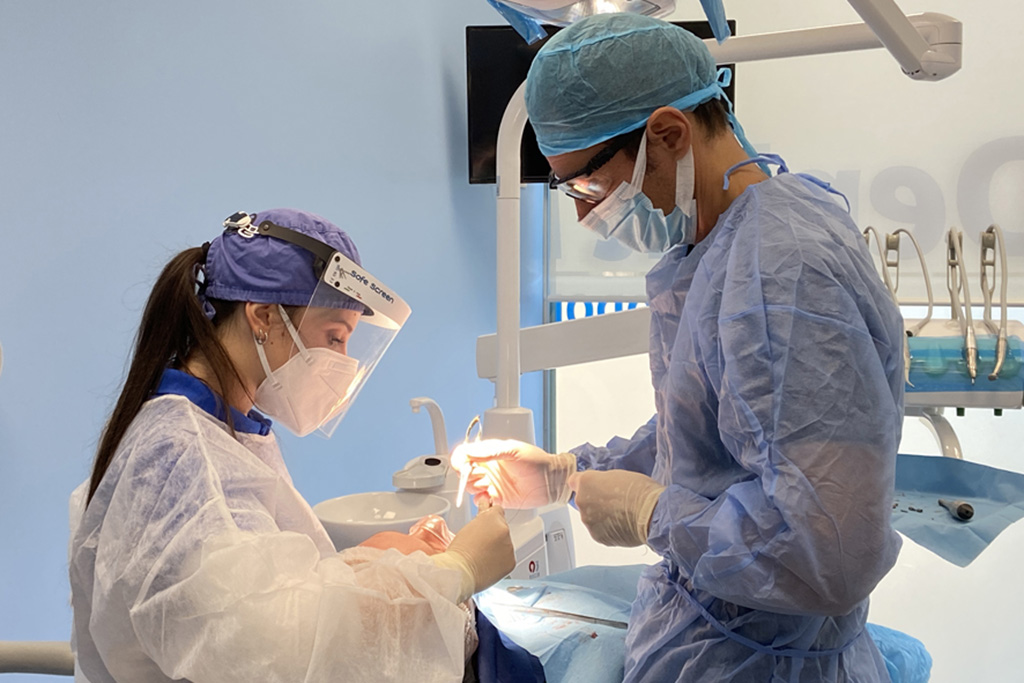 Intervento di implantologia dentale eseguito in studio dagli specialisti CEID